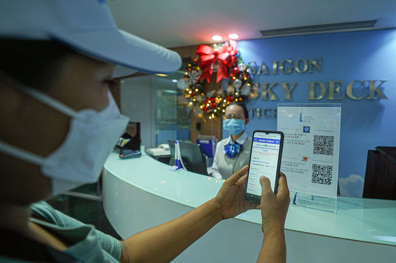 Điểm đến tiếp theo trong hành trình là Toà tháp Bitexco. Trong ảnh: Du khách khai báo y tế tại sảnh toà nhà Bitexco.