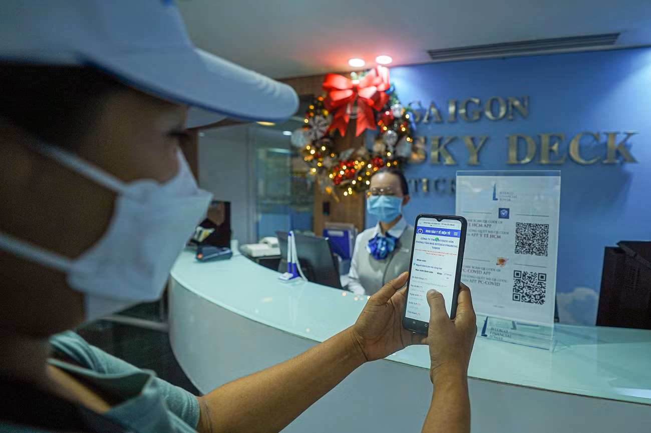 Điểm đến tiếp theo trong hành trình là Toà tháp Bitexco. Trong ảnh: Du khách khai báo y tế tại sảnh toà nhà Bitexco.