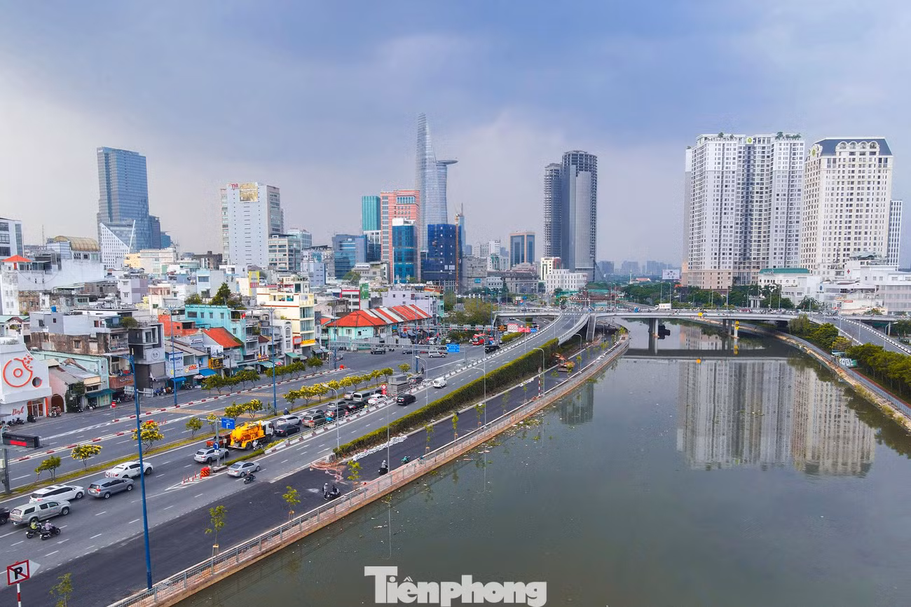 Tuyến song hành đại lộ Võ Văn Kiệt (quận 1), hoàn thiện sau 11 tháng thi công và dự kiến đưa vào khai thác vào cuối tháng 4 sẽ giúp xe đi lại thuận tiện.