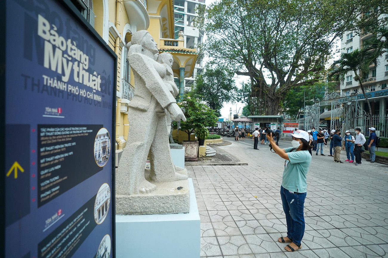 Điểm đến đầu tiên chính là bảo tàng Mỹ Thuật TPHCM (đường Phó Đức Chính, quận 1). Bảo tàng là tòa biệt thự 99 cửa do con cháu ông Hứa Bổn Hòa (chú Hỏa) xây dựng. Vào những năm cuối thế kỷ XIX đầu của thế kỷ XX, chú Hỏa (1845-1901) nổi lên như một thương gia tài giỏi và giàu có bậc nhất đất Sài Gòn, ông được dân gian tôn vinh là một trong tứ đại hào phú: "Nhất Sỹ, nhì Phương, tam Xường, tứ Hỏa".