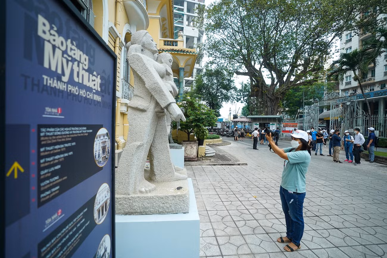 Điểm đến đầu tiên chính là bảo tàng Mỹ Thuật TPHCM (đường Phó Đức Chính, quận 1). Bảo tàng là tòa biệt thự 99 cửa do con cháu ông Hứa Bổn Hòa (chú Hỏa) xây dựng. Vào những năm cuối thế kỷ XIX đầu của thế kỷ XX, chú Hỏa (1845-1901) nổi lên như một thương gia tài giỏi và giàu có bậc nhất đất Sài Gòn, ông được dân gian tôn vinh là một trong tứ đại hào phú: "Nhất Sỹ, nhì Phương, tam Xường, tứ Hỏa".