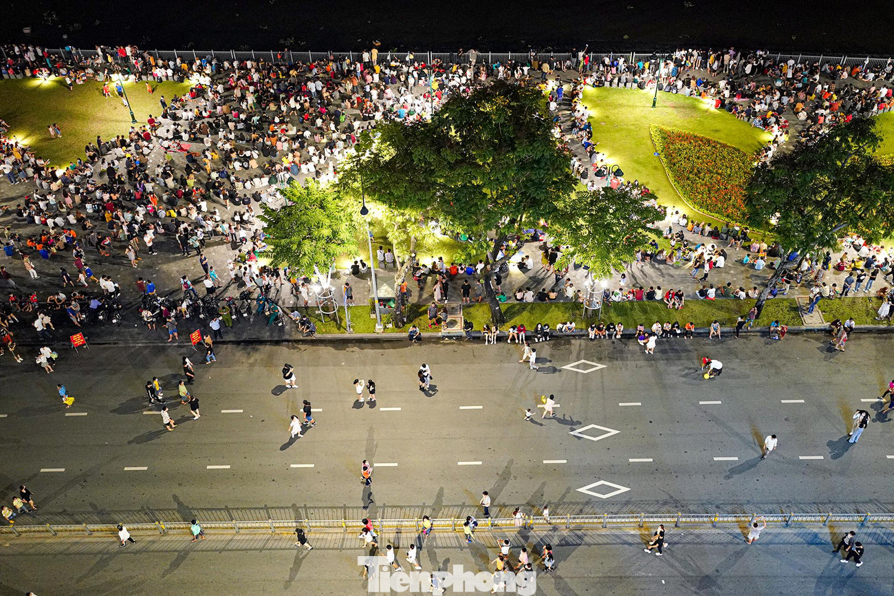 Bến Bạch Đằng thu hút người dân tới vui chơi, đợi xem pháo hoa.