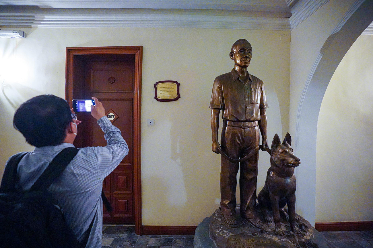 Căn phòng 307 của khách sạn Continental từng là văn phòng của Tạp chí Time và cũng từng là nơi Thiếu tướng tình báo của Quân đội Nhân dân Việt Nam Phạm Xuân Ẩn làm việc. Tại đây, từ năm 1960 - 1975, với vai trò là một phóng viên chi nhánh Hãng thông tấn Reuters và sau đó là của Tuần báo Time tại Việt Nam, ông Phạm Xuân Ẩn đã thu thập một lượng lớn thông tin tình báo có giá trị đặc biệt quan trọng nhằm phục vụ cho công cuộc đấu tranh thống nhất đất nước. Trong ảnh: Bảng đồng để tưởng niệm nơi Thiếu tướng tình báo Phạm Xuân Ẩn từng làm nghề báo và hoạt động tình báo trước năm 1975. Tấm bảng đồng này được đặt tại sảnh chính và tại căn phòng 307, lầu 2 của khách sạn Continental.