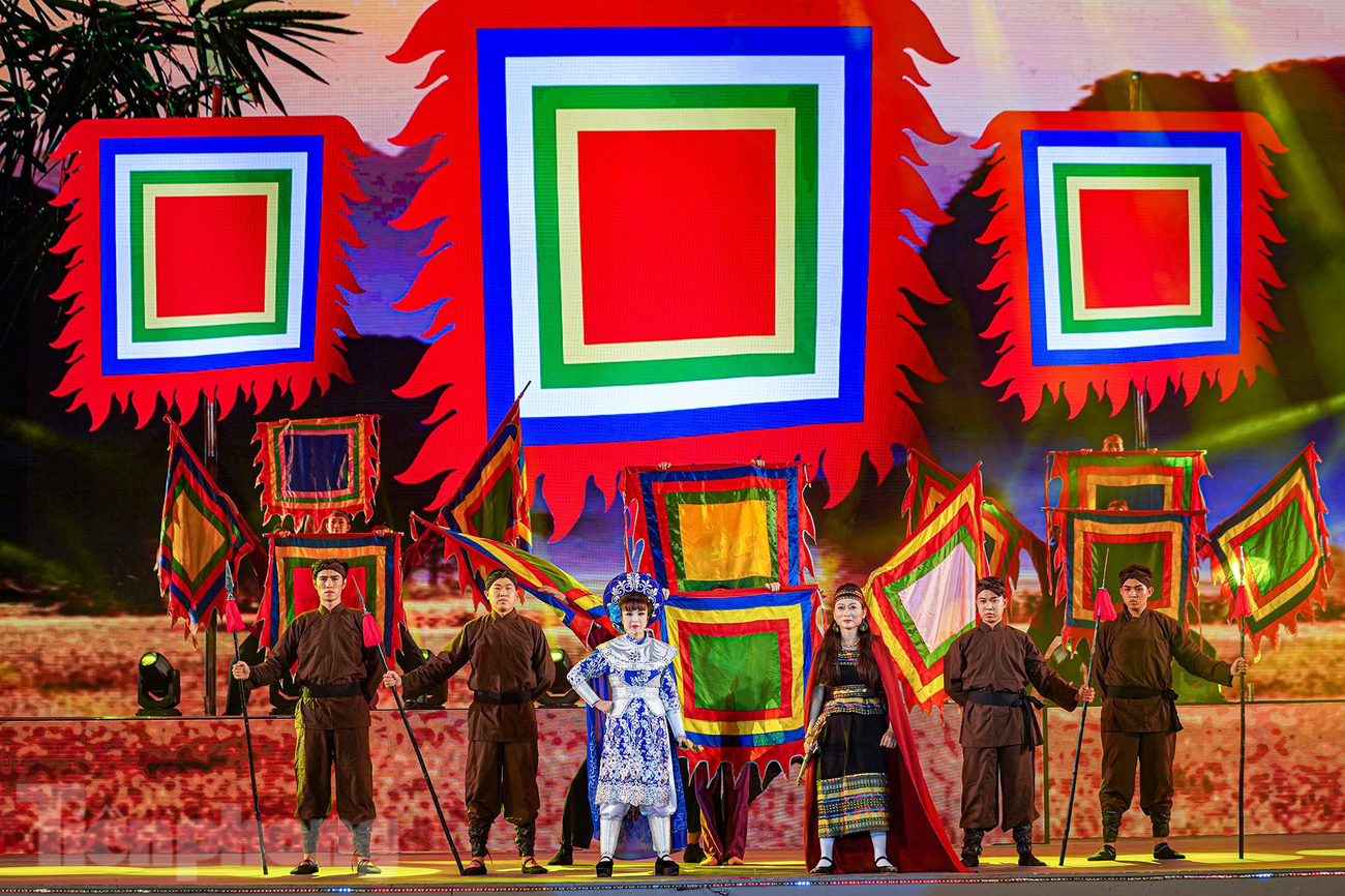 Ca cảnh Dưới cờ Tây Sơn kể về giai đoạn xây dựng lực lượng. Nguyễn Huệ đã giúp Nguyễn Nhạc xây dựng kinh tế và huấn luyện quân sự. Với sự trợ giúp của thầy giáo Hiến và bản lĩnh cá nhân, Nguyễn Huệ đã nhanh chóng xây dựng được uy tín cho lực lượng Tây Sơn và cả cho cá nhân mình. Lực lượng Tây Sơn không những đánh đâu thắng đó mà còn nổi tiếng vì bình đẳng, bình quyền.