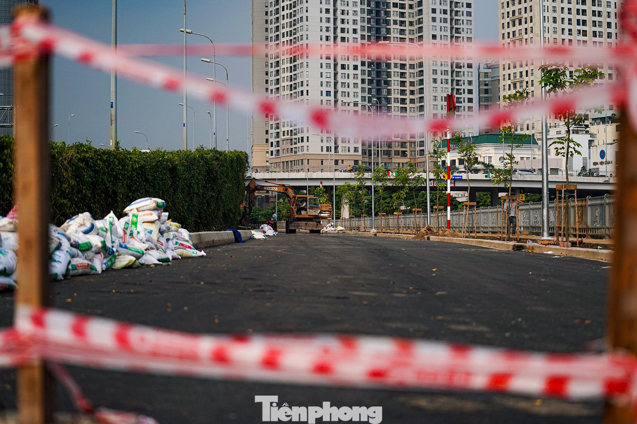 Theo chủ đầu tư, COVID-19 khiến công trình chậm tiến độ 3 tháng. Trong 11 tháng thi công, thời điểm cao nhất công trình gần 50 công nhân, nay còn hơn chục người đang hoàn thiện các hạng mục cuối cùng. Theo chủ đầu tư, COVID-19 khiến công trình chậm tiến độ 3 tháng. Trong 11 tháng thi công, thời điểm cao nhất công trình gần 50 công nhân, nay còn hơn chục người đang hoàn thiện các hạng mục cuối cùng.