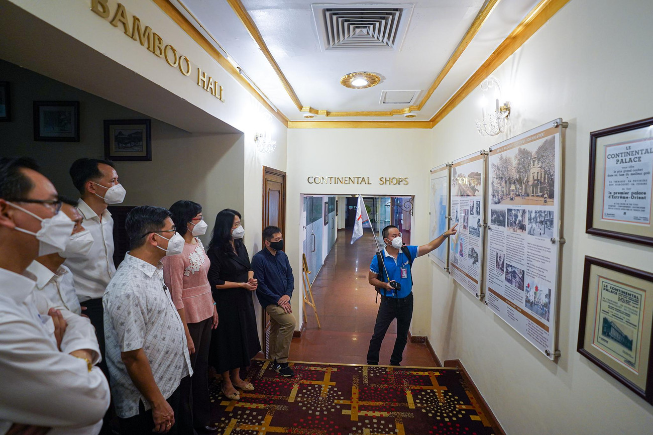 Khách sạn từng tiếp đón nhiều người nổi tiếng như đại văn hào Pháp André Malraux, nhà văn Anh Graham Greene - tác giả của Người Mỹ trầm lặng, nhà thơ Ấn Độ Rabindranath Tagore, người đạt Giải Nobel văn chương 1913.