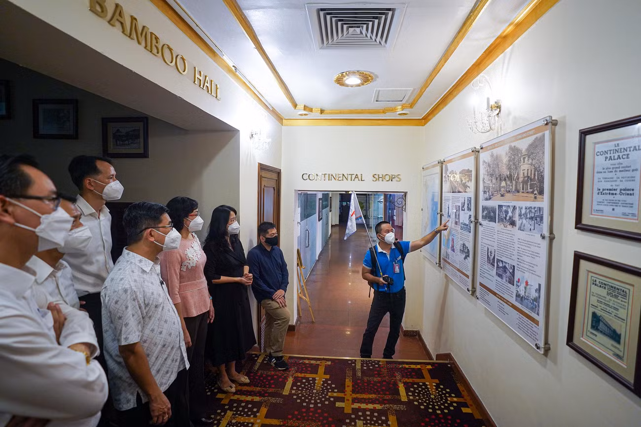 Khách sạn từng tiếp đón nhiều người nổi tiếng như đại văn hào Pháp André Malraux, nhà văn Anh Graham Greene - tác giả của Người Mỹ trầm lặng, nhà thơ Ấn Độ Rabindranath Tagore, người đạt Giải Nobel văn chương 1913.