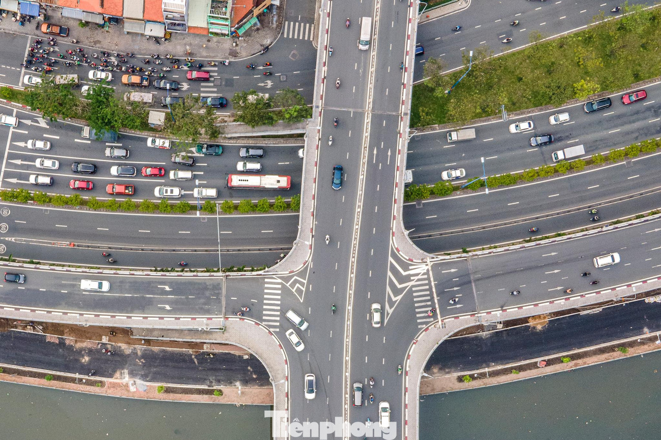 Đoạn song hành Võ Văn Kiệt đi qua cầu Calmette nhìn từ trên cao. Đường có chiều rộng 7 m được thiết kế một chiều theo hướng từ cầu Ông Lãnh về hầm Thủ Thiêm. Đoạn song hành Võ Văn Kiệt đi qua cầu Calmette nhìn từ trên cao. Đường có chiều rộng 7 m được thiết kế một chiều theo hướng từ cầu Ông Lãnh về hầm Thủ Thiêm.