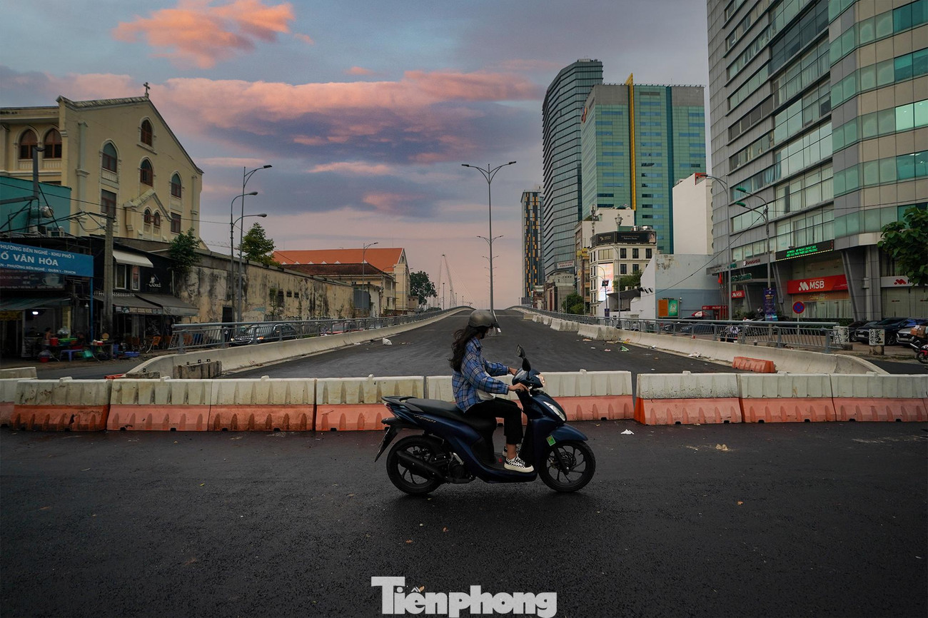 Phần đường kết nối cầu phía thành phố Thủ Đức đã hoàn thành thảm nhựa, hoàn thiện vỉa hè, cây xanh, chiếu sáng và các hạng mục khác.