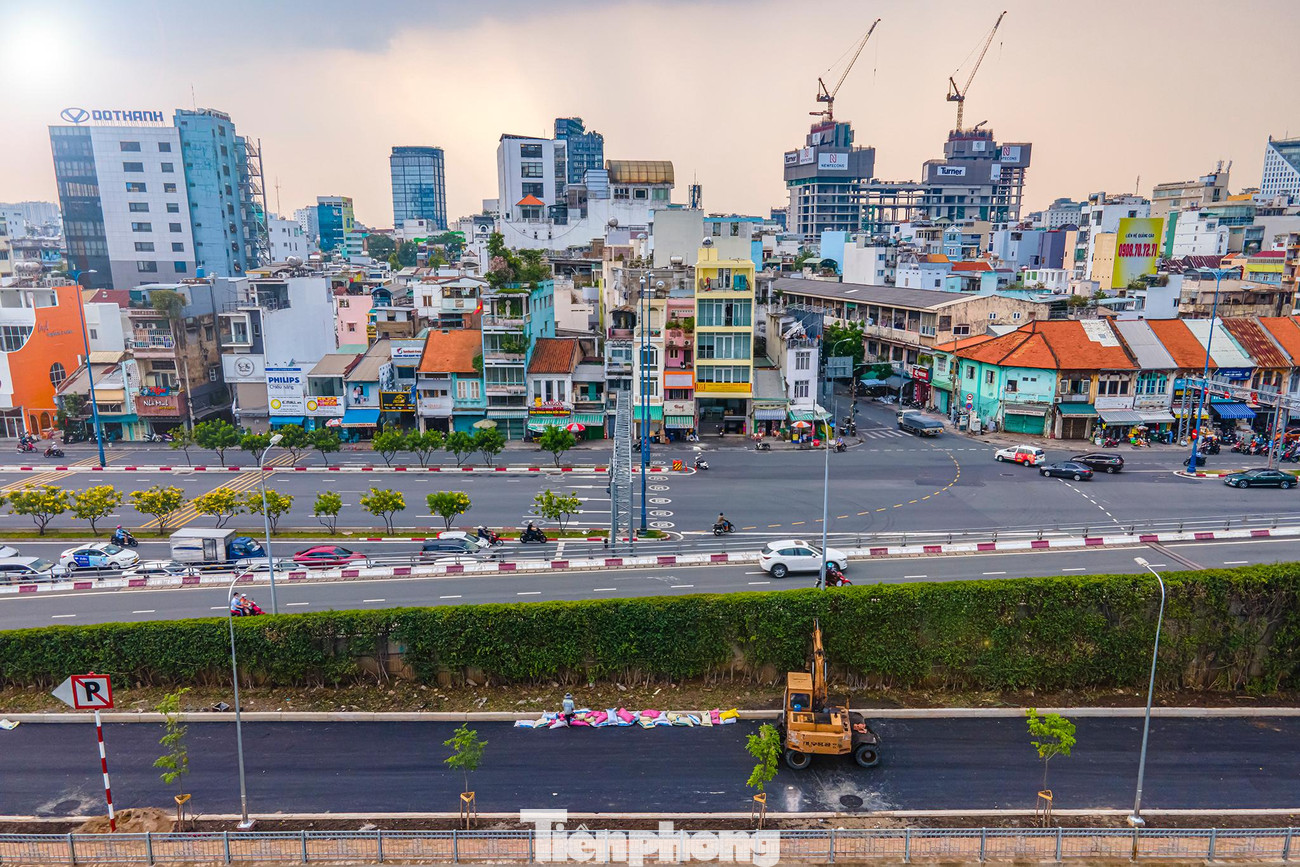 Dự án bổ sung hệ thống thoát nước, chiếu sáng, cây xanh... Vỉa hè rộng khoảng một mét bên bờ kênh Tàu Hủ đã lát gạch hoàn chỉnh. Lan can được tận dụng để đồng bộ đường Võ Văn Kiệt. Ở góc nhìn này, có thể thấy đoạn rẽ vào đường Ký Con sẽ được giảm tải khi công trình khánh thành. Dự án bổ sung hệ thống thoát nước, chiếu sáng, cây xanh... Vỉa hè rộng khoảng một mét bên bờ kênh Tàu Hủ đã lát gạch hoàn chỉnh. Lan can được tận dụng để đồng bộ đường Võ Văn Kiệt. Ở góc nhìn này, có thể thấy đoạn rẽ vào đường Ký Con sẽ được giảm tải khi công trình khánh thành.