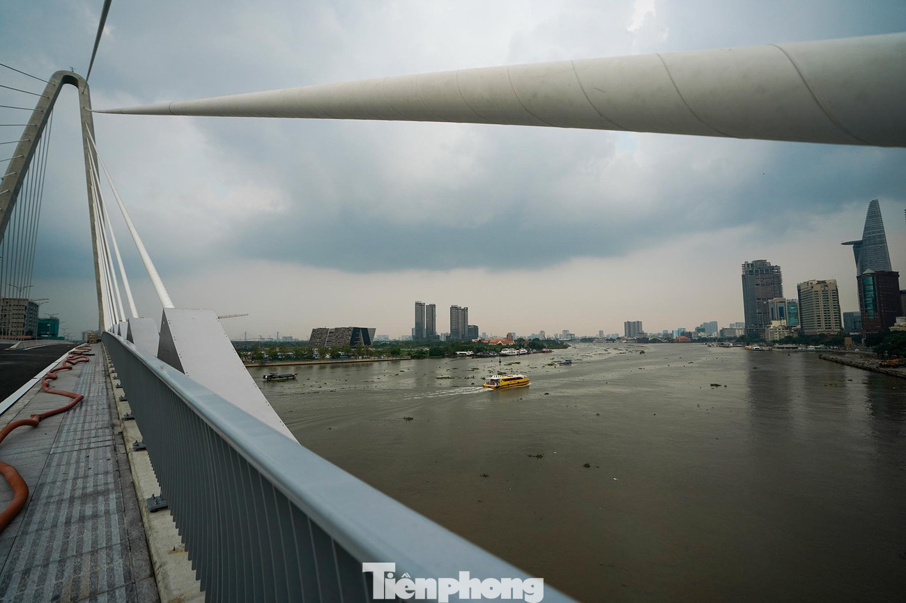 Công trình dài hơn 1,4km, trong đó phần cầu dài 885m với 6 làn xe, thiết kế dây văng với trụ tháp chính cao 113m, nghiêng về phía Thủ Thiêm. Phương tiện lưu thông bên dưới là tuyến buýt sông Sài Gòn, một trong những điểm nhấn của du lịch TPHCM.