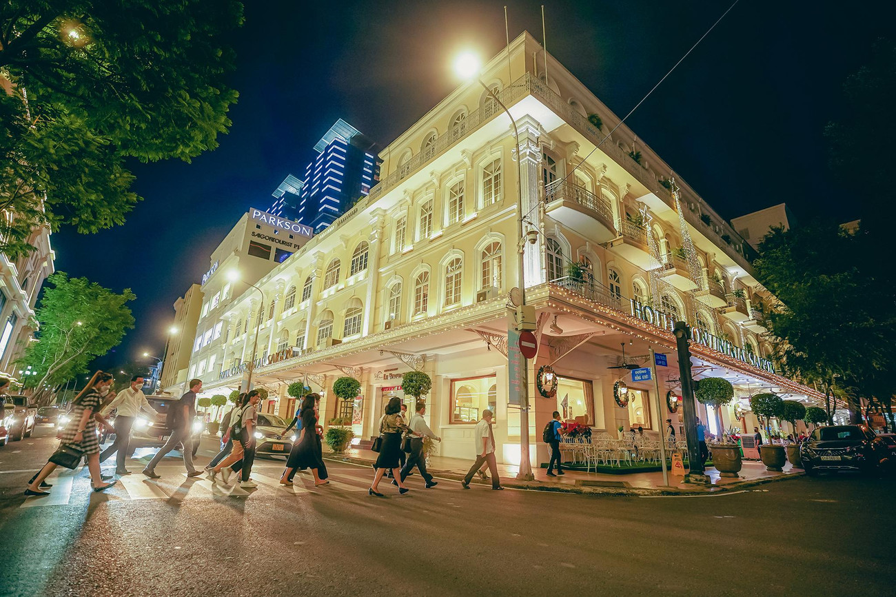 Ngay cạnh Nhà hát Thành phố, du khách có thể băng qua tuyến đường Đồng Khởi để vào tham quan khách sạn "Đại lục lữ quán" cổ nhất Sài thành. Khách sạn Continental được Pierre Cazeau, một nhà sản xuất vật liệu xây dựng người Pháp, xây dựng vào năm 1878, hoàn thành vào năm 1880.