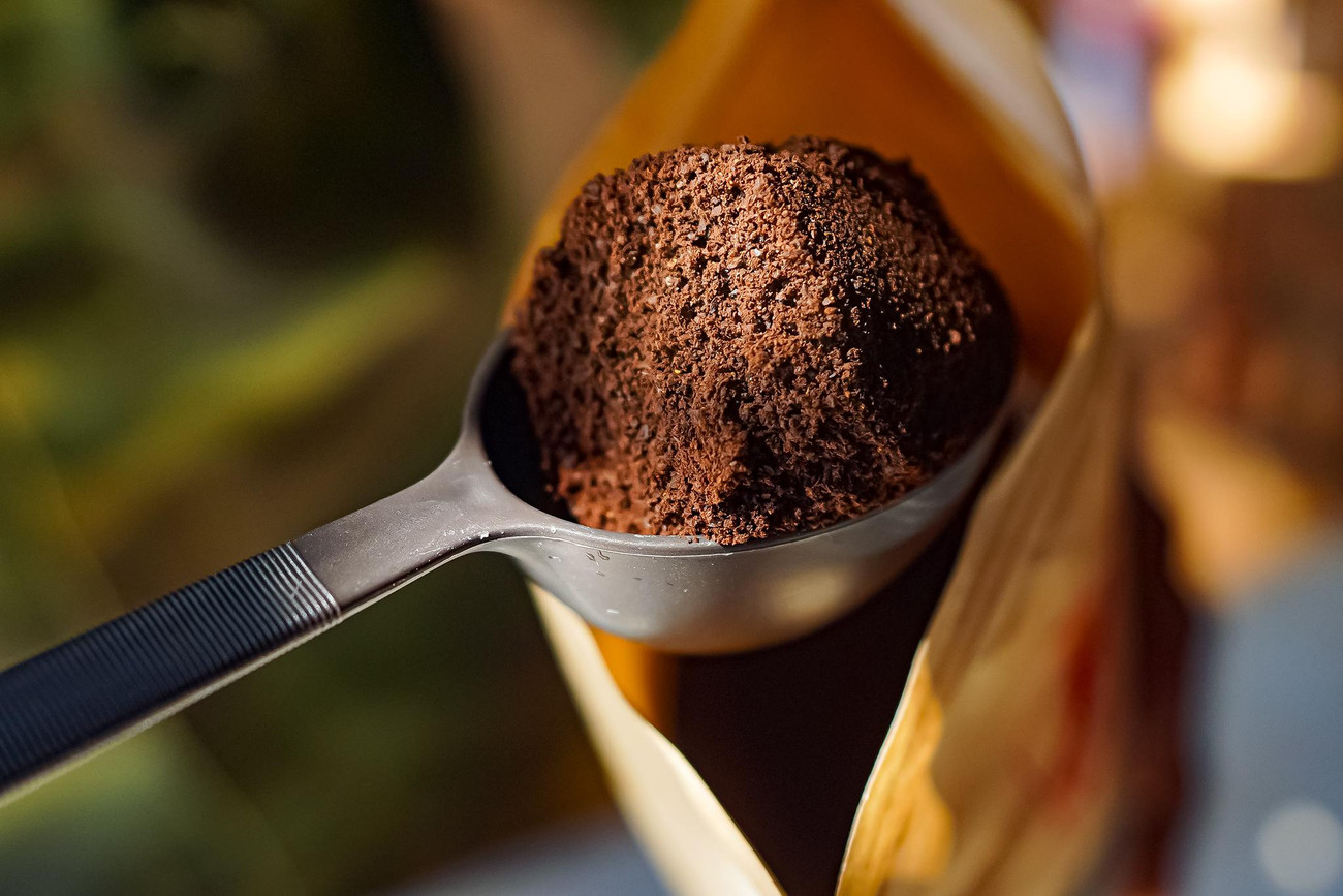 Cà phê chồn được gọi với nhiều cái tên khác nhau như: ở Indonesia là Kopi Luwak, Kopi Muncak, Kopi Muntjak, Philippines là Kape Alamid, Đông Timor là Kafé-laku. Trong tiếng Anh, Cà phê chồn được gọi với cái tên thông dụng là Weasel Coffee.