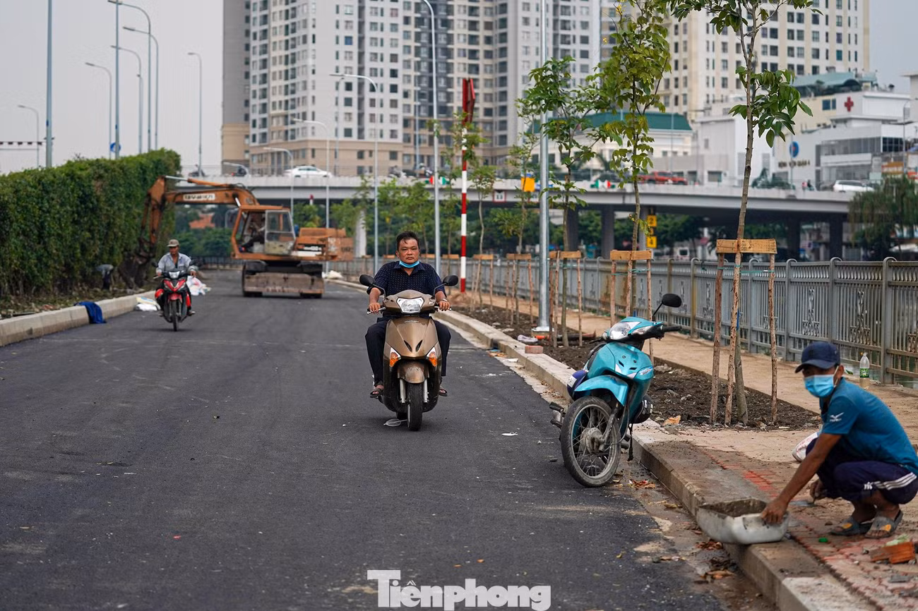 Công nhân hiện đang tái lập vỉa hè.
