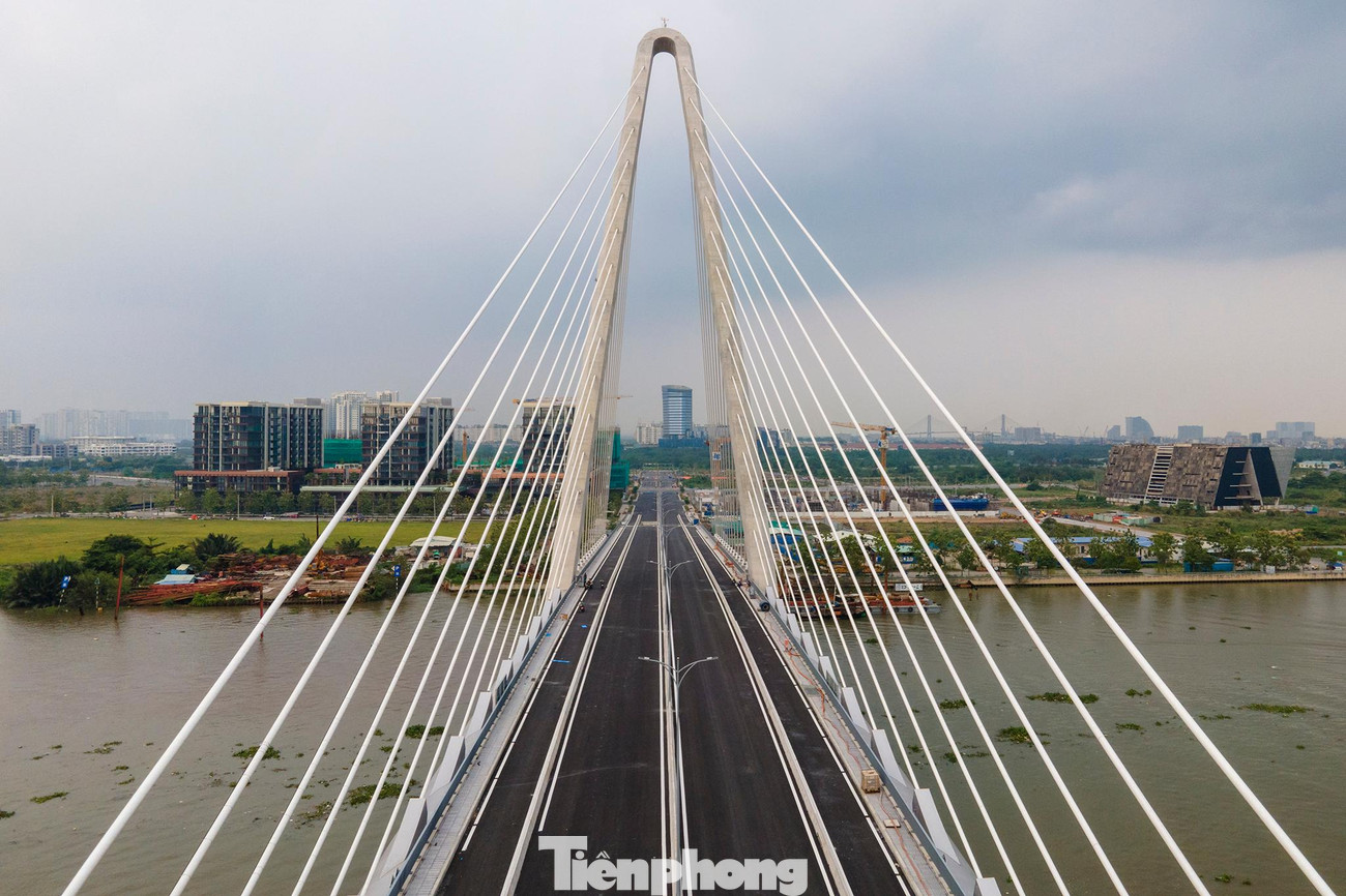 “Công trình cầu Thủ Thiêm 2 khi đưa vào khai thác sẽ phát huy hiệu quả rất lớn, giúp kết nối từ Quận 1 sang thành phố Thủ Đức, ra đường Mai Chí Thọ, Xa lộ Hà Nội và khu vực phía Đông. Đây là công trình được kỳ vọng của người dân và lãnh đạo TPHCM cũng như là một biểu tượng về thẩm mỹ trên sông Sài Gòn”, ông Phan Công Bằng, Phó Giám đốc Sở GTVT TPHCM cho biết.
