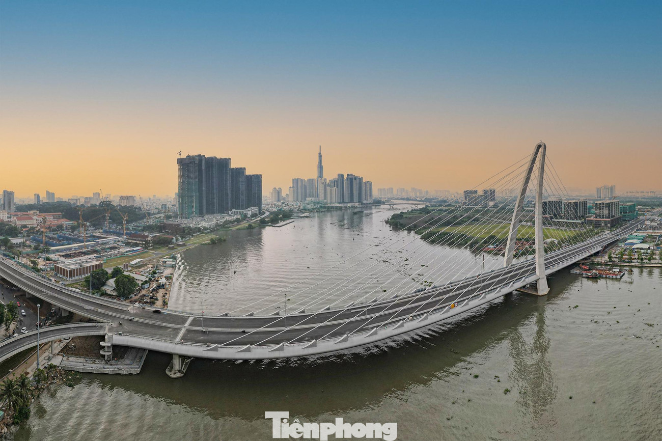 Cầu Thủ Thiêm 2, nối quận 1 từ đường Tôn Đức Thắng với thành phố Thủ Đức đã hoàn thành sau 7 năm thi công. Hướng lên hai chiều từ đường Tôn Đức Thắng sẽ có 2 đường dẫn với 3 làn xe.