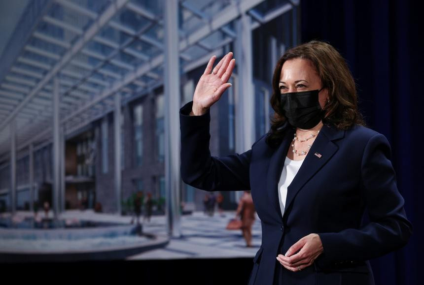 Phó tổng thống Mỹ Kamala Harris bên phối cảnh trụ sở mới của Đại sứ quán Mỹ tại Hà Nội. Ảnh: Reuters.