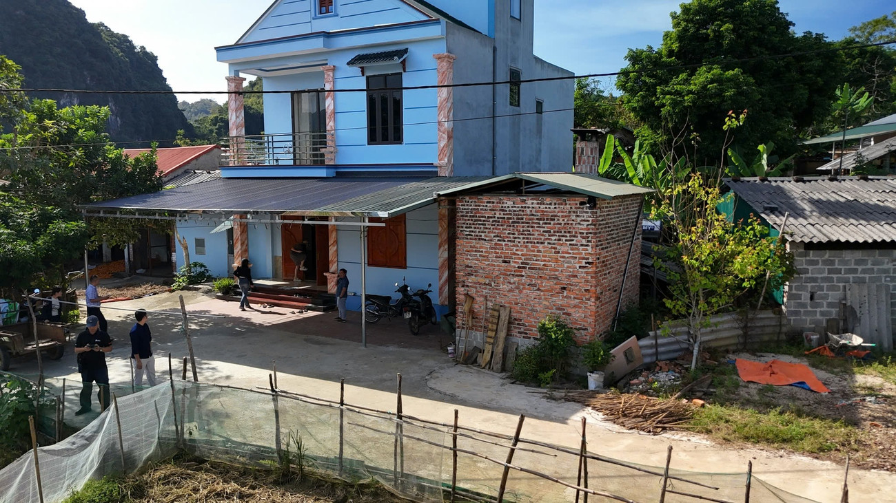 Ngôi nhà hai tầng khang trang của gia đình ông Hiến. Ngôi nhà hai tầng khang trang của gia đình ông Hiến.