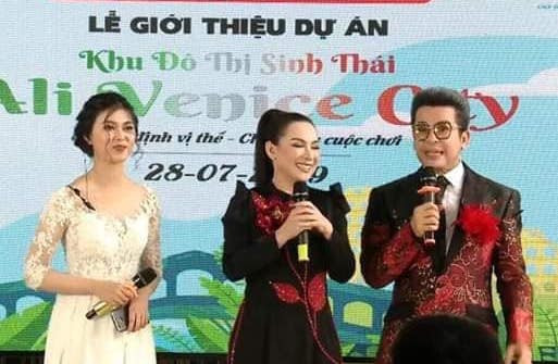 Hình ảnh Phi Nhung và MC Thanh Bạch trên sân khấu (Ảnh online) Phi Nhung, Thanh Bạch nói gì khi dự sự kiện giới thiệu dự án 'ma' của Alibaba? ảnh 4