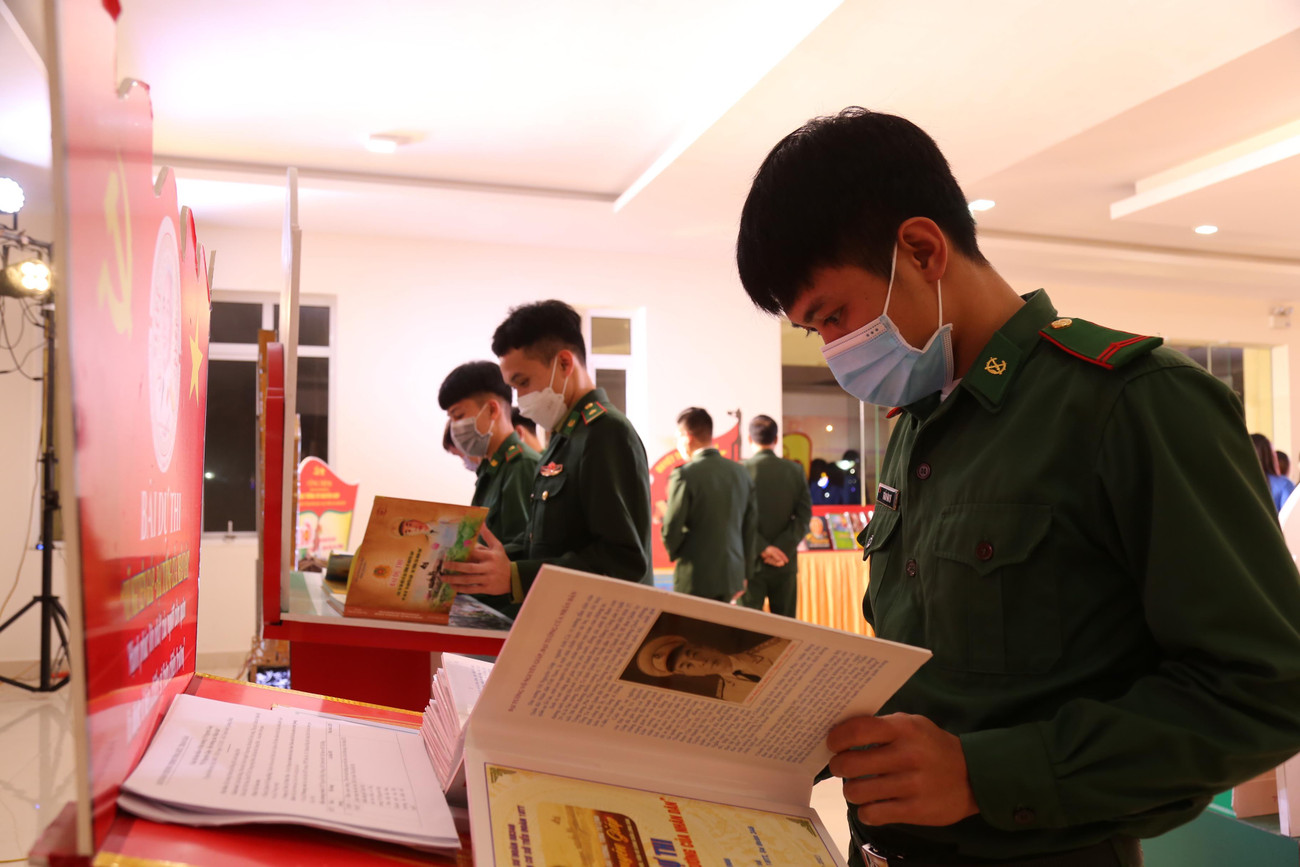 Một đoàn viên thuộc Biên phòng tỉnh Quảng Bình tham quan triển lãm