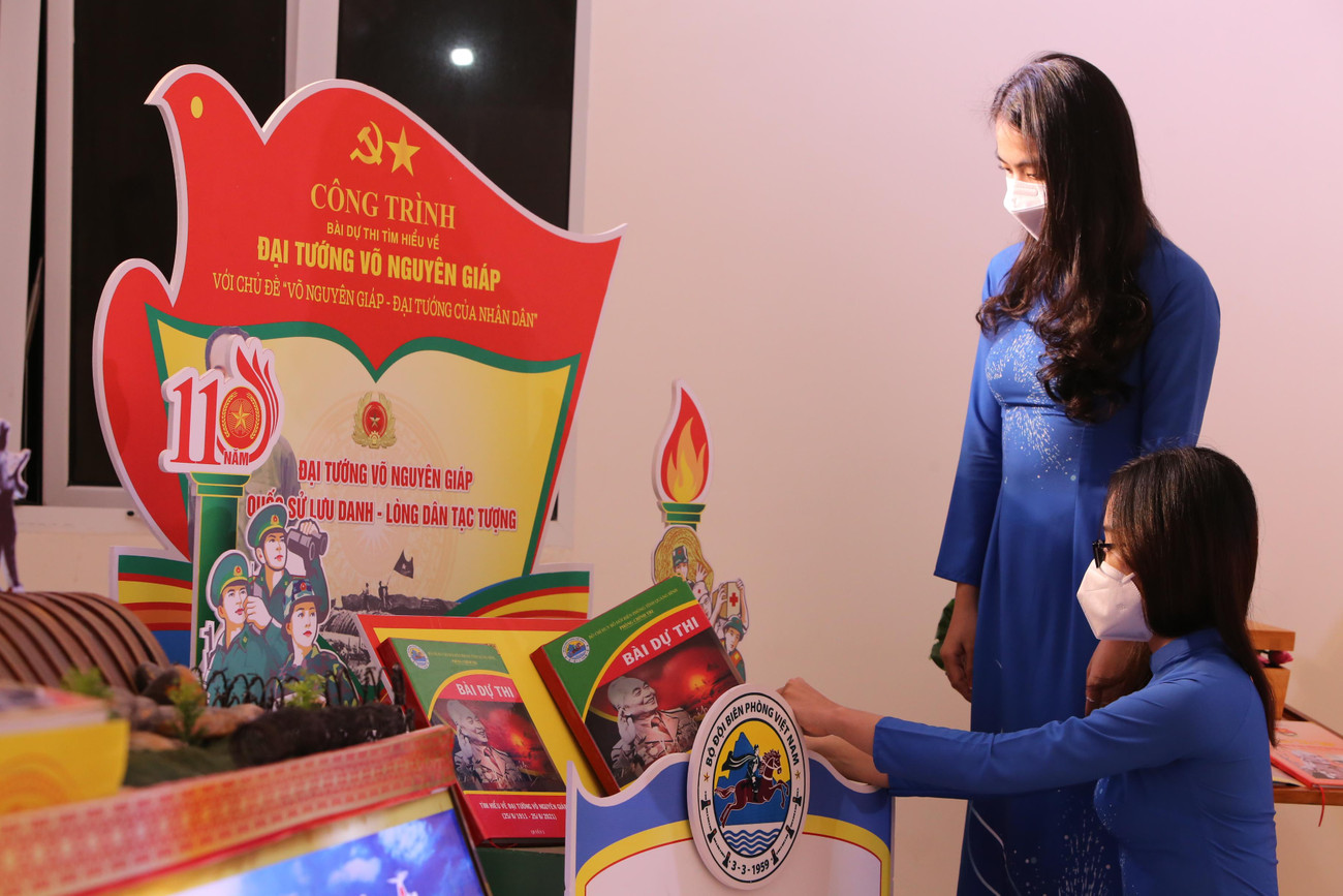 Đoàn viên tỉnh Đoàn Quảng Bình tham quan triển lãm