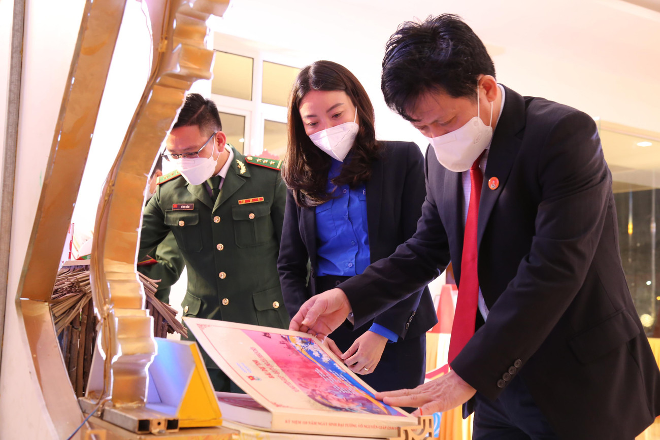 Lãnh đạo tỉnh Quảng Bình tham quan triển lãm các tác phẩm đạt giải tại Cuộc thi tìm hiểu về Đại tướng Võ Nguyên Giáp