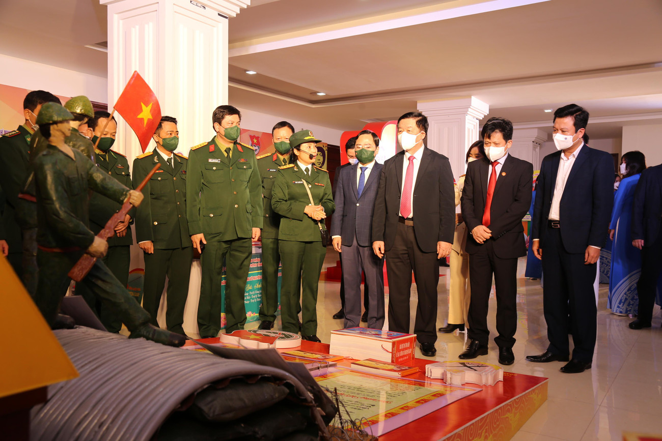 Ông Nguyễn Trọng Nghĩa - Trưởng ban Tuyên giáo Trung ương, cùng lãnh đạo Trung ương Đoàn TNCS Hồ Chí Minh, lãnh đạo UBND tỉnh Quảng Bình, cán bộ, lực lượng vũ trang tỉnh Quảng Bình tham quan triển lãm