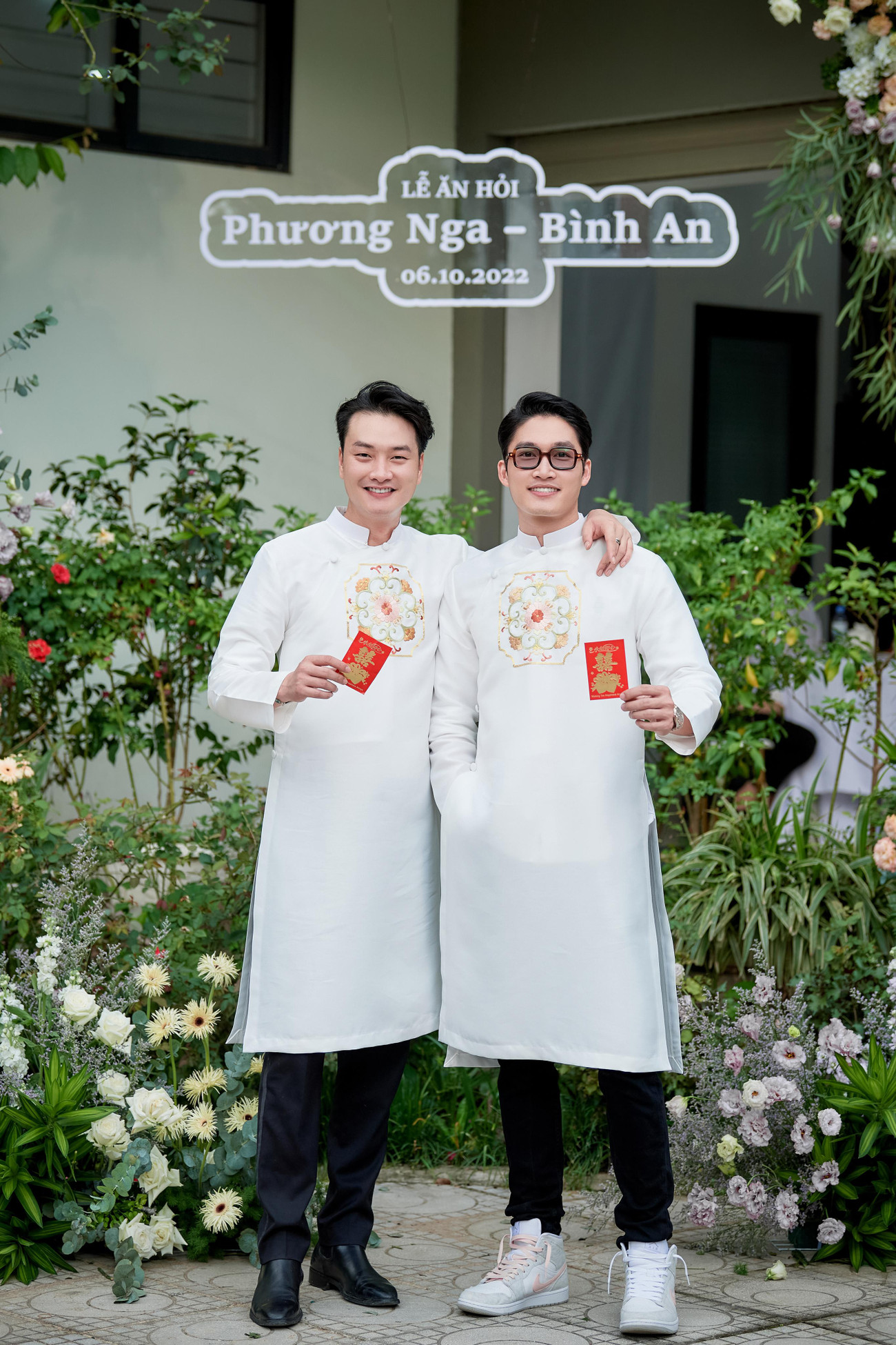 Dàn bê tráp nhà trai mặc áo dài tông màu trắng bảnh bao.