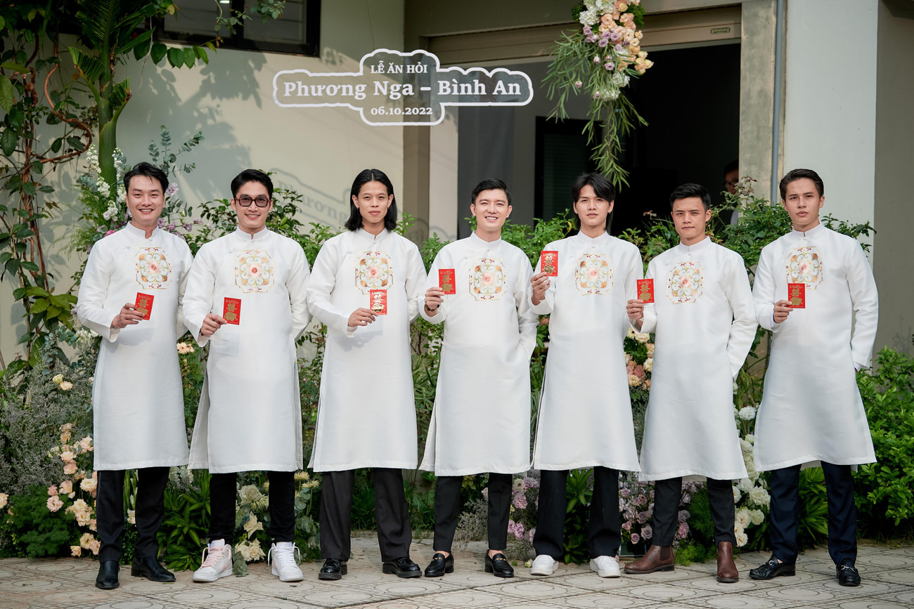 Về phía nhà trai, đạo diễn Vũ Hồng Thắng, diễn viên Đình Tú, Trọng Lân có mặt trong dàn bê tráp cho diễn viên Bình An.