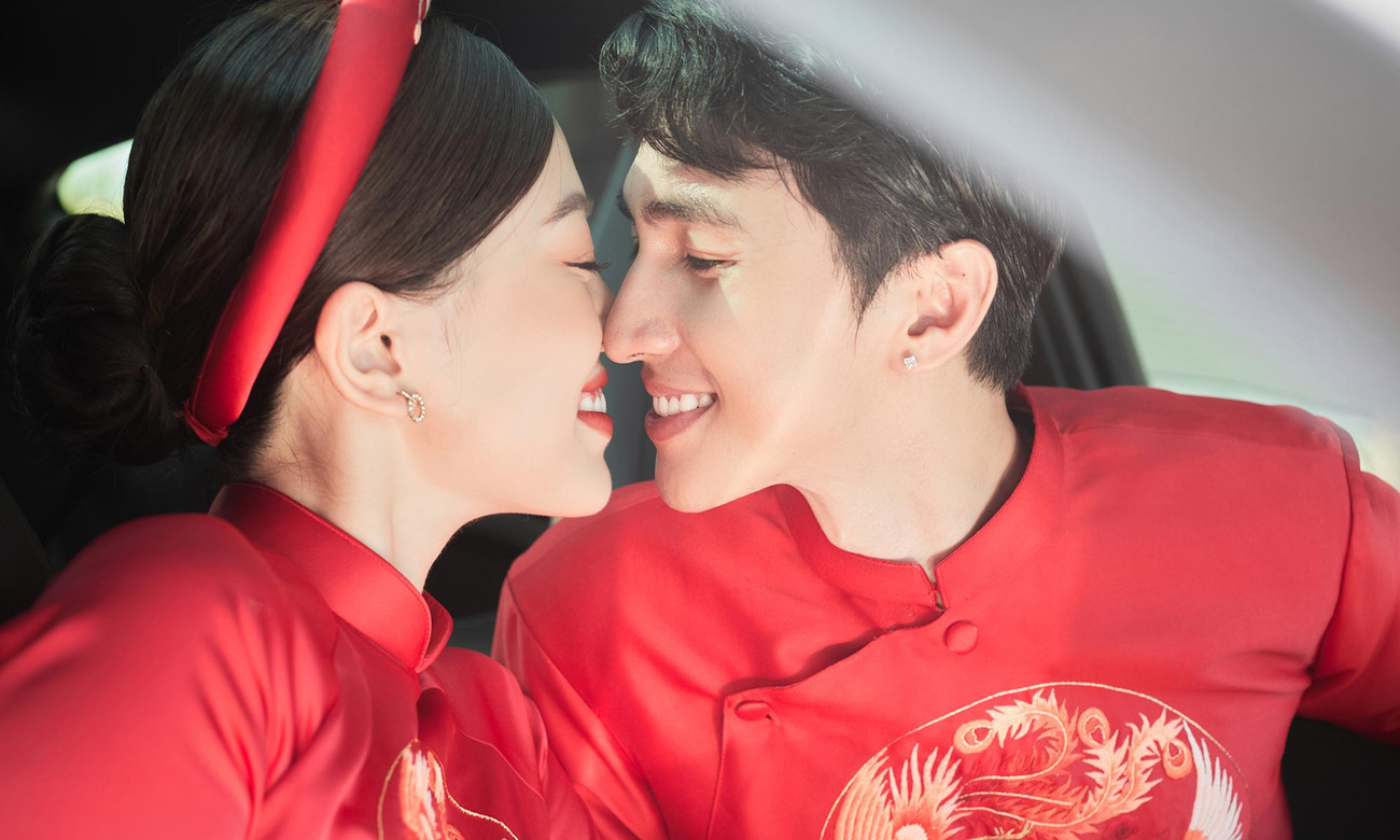 Phương Nga và Bình An có nhiều khoảnh khắc tình tứ trong lễ rước dâu sáng nay.