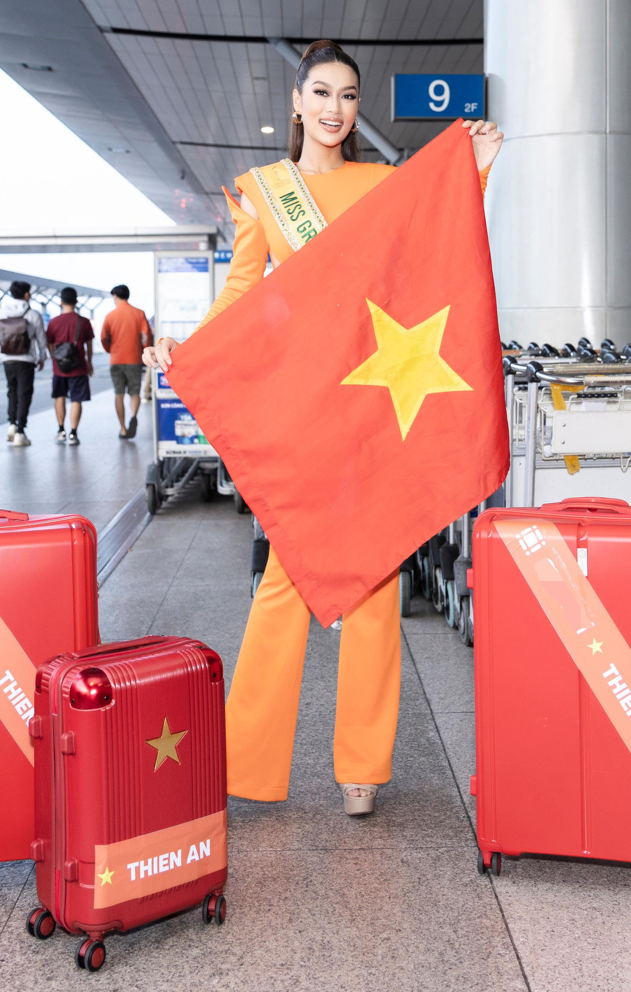 Sáng sớm 4/10, Hoa hậu Thiên Ân có mặt tại sân bay Tân Sơn Nhất để lên đường sang Indonesia tham dự cuộc thi Miss Grand International 2022. Ảnh: SV.