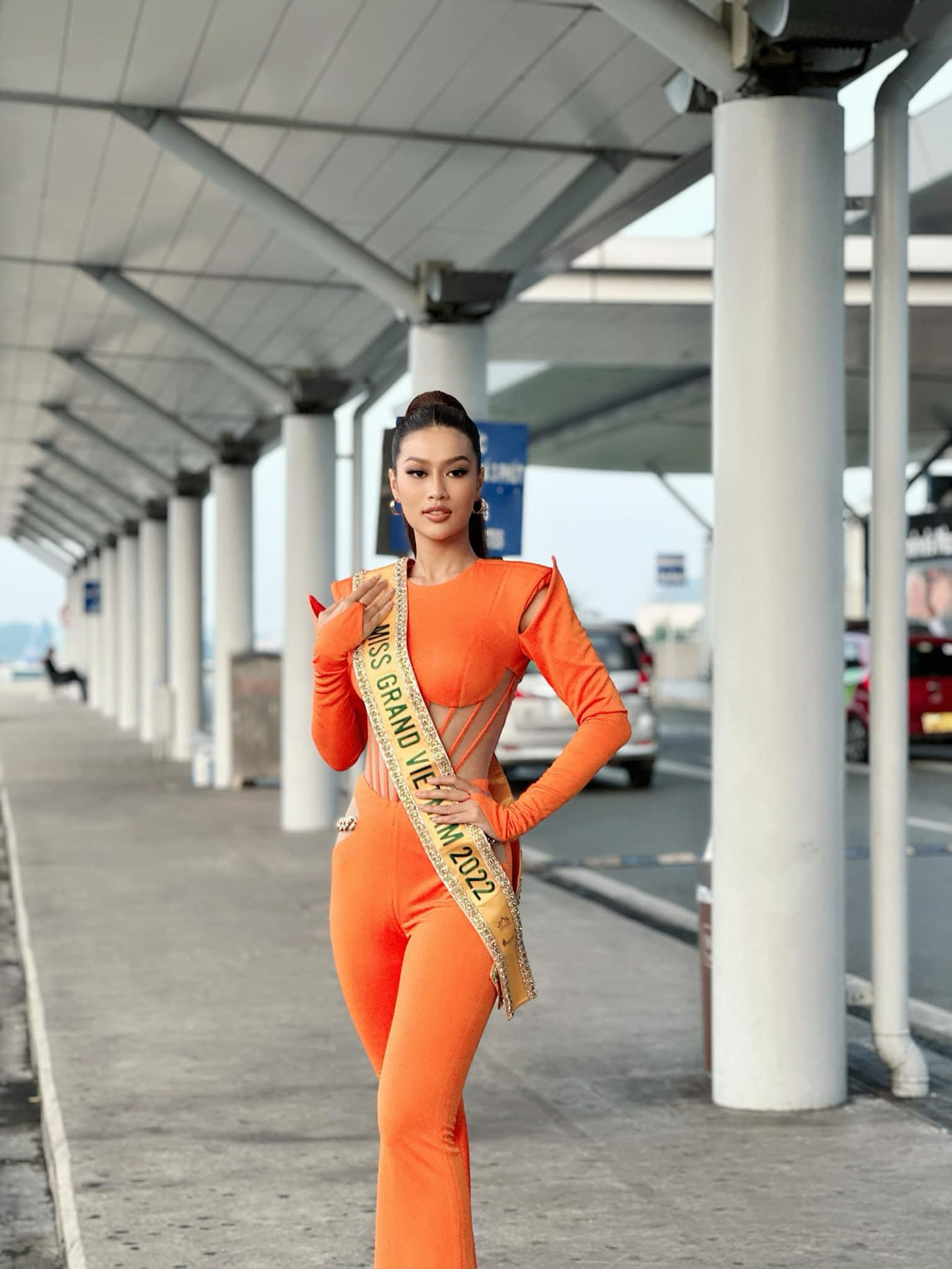 Người đẹp diện bộ jumpsuit màu cam với đường cut-out quyến rũ. Chuyến đi này, Thiên Ân mang theo 5 chiếc vali cùng 1 kiện hành lý lớn để đựng trang phục văn hóa dân tộc mang tên “Trúc chỉ” đã được công bố trước đó. Cô có chuyến bay dài 3 tiếng đồng hồ và dự kiến đến Bali, Indonesia vào khoảng trưa 4/10. Ảnh: SV.