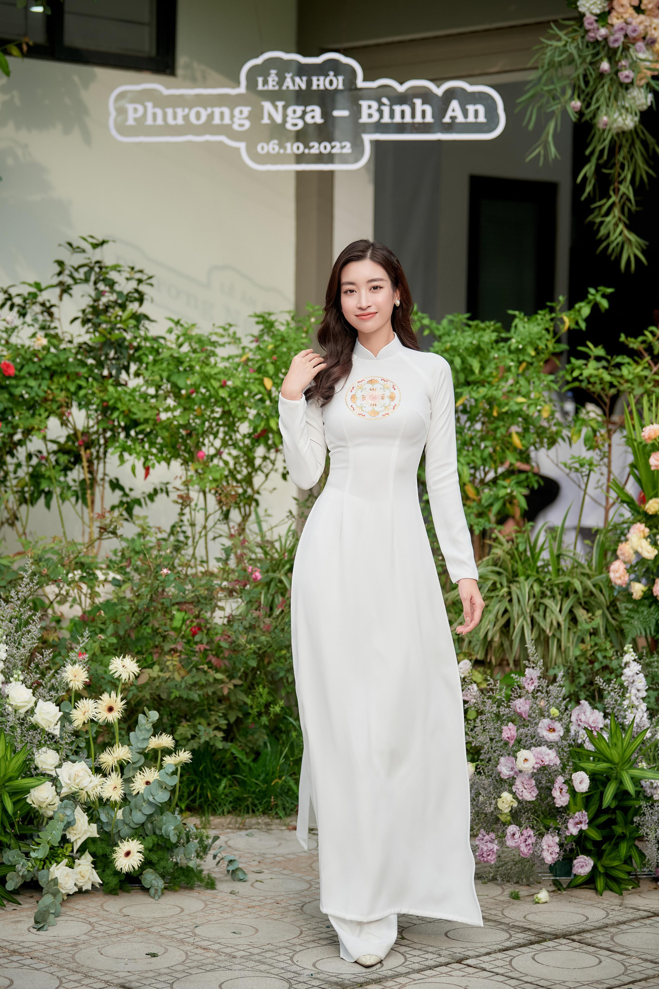 Hoa hậu Đỗ Mỹ Linh và Đỗ Thị Hà nền nã với áo dài. Cùng sinh sống và làm việc ở Hà Nội nên hai hoa hậu có mối quan hệ thân thiết với Á hậu Phương Nga.