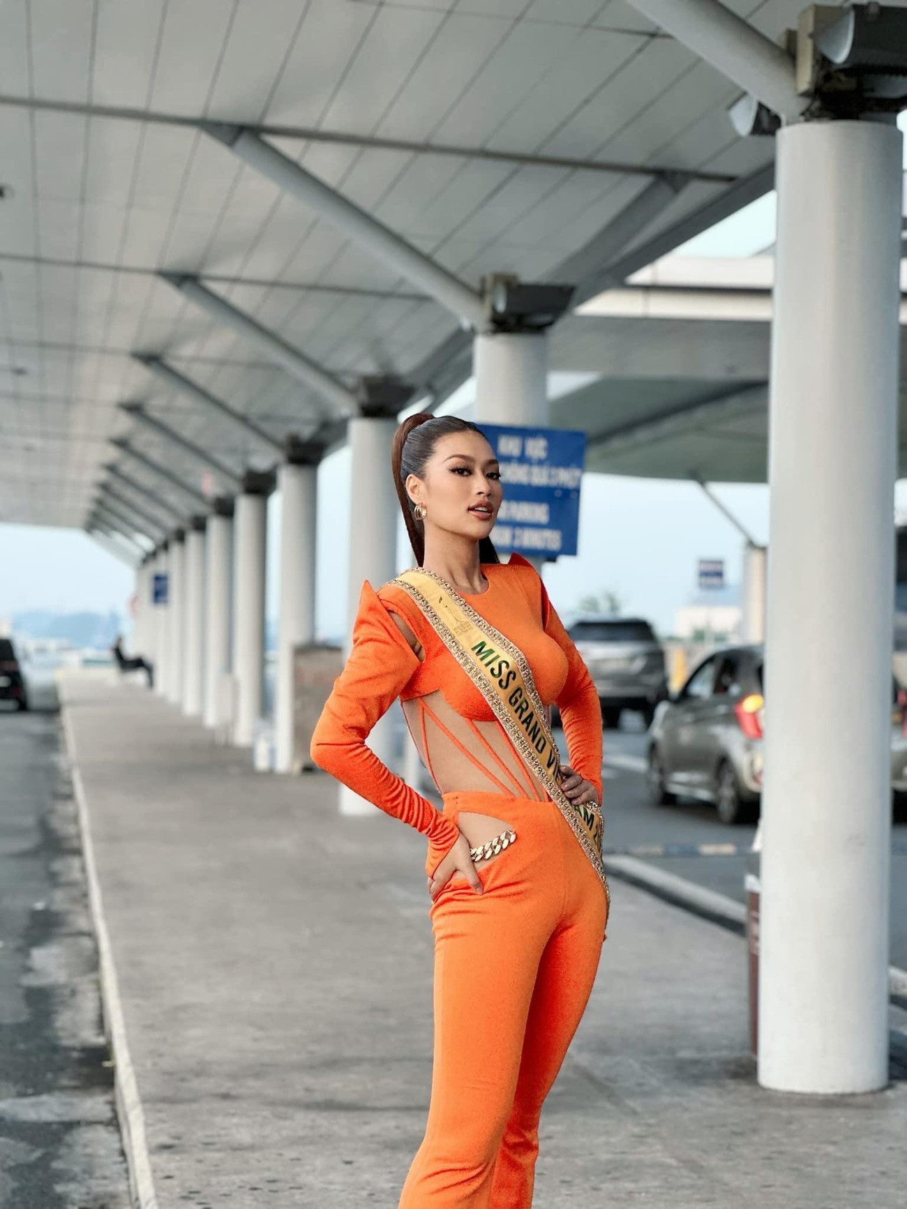 Người đẹp diện bộ jumpsuit màu cam với đường cut-out quyến rũ. Chuyến đi này, Thiên Ân mang theo 5 chiếc vali cùng 1 kiện hành lý lớn để đựng trang phục văn hóa dân tộc mang tên “Trúc chỉ” đã được công bố trước đó. Cô có chuyến bay dài 3 tiếng đồng hồ và dự kiến đến Bali, Indonesia vào khoảng trưa 4/10. Ảnh: SV.
