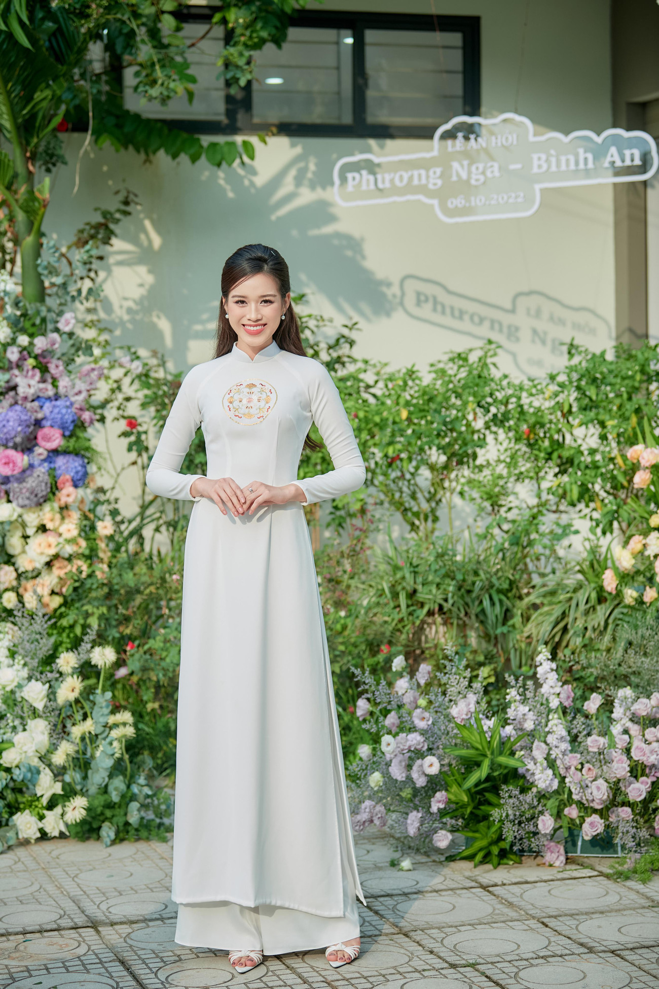 Hoa hậu Đỗ Mỹ Linh và Đỗ Thị Hà nền nã với áo dài. Cùng sinh sống và làm việc ở Hà Nội nên hai hoa hậu có mối quan hệ thân thiết với Á hậu Phương Nga.