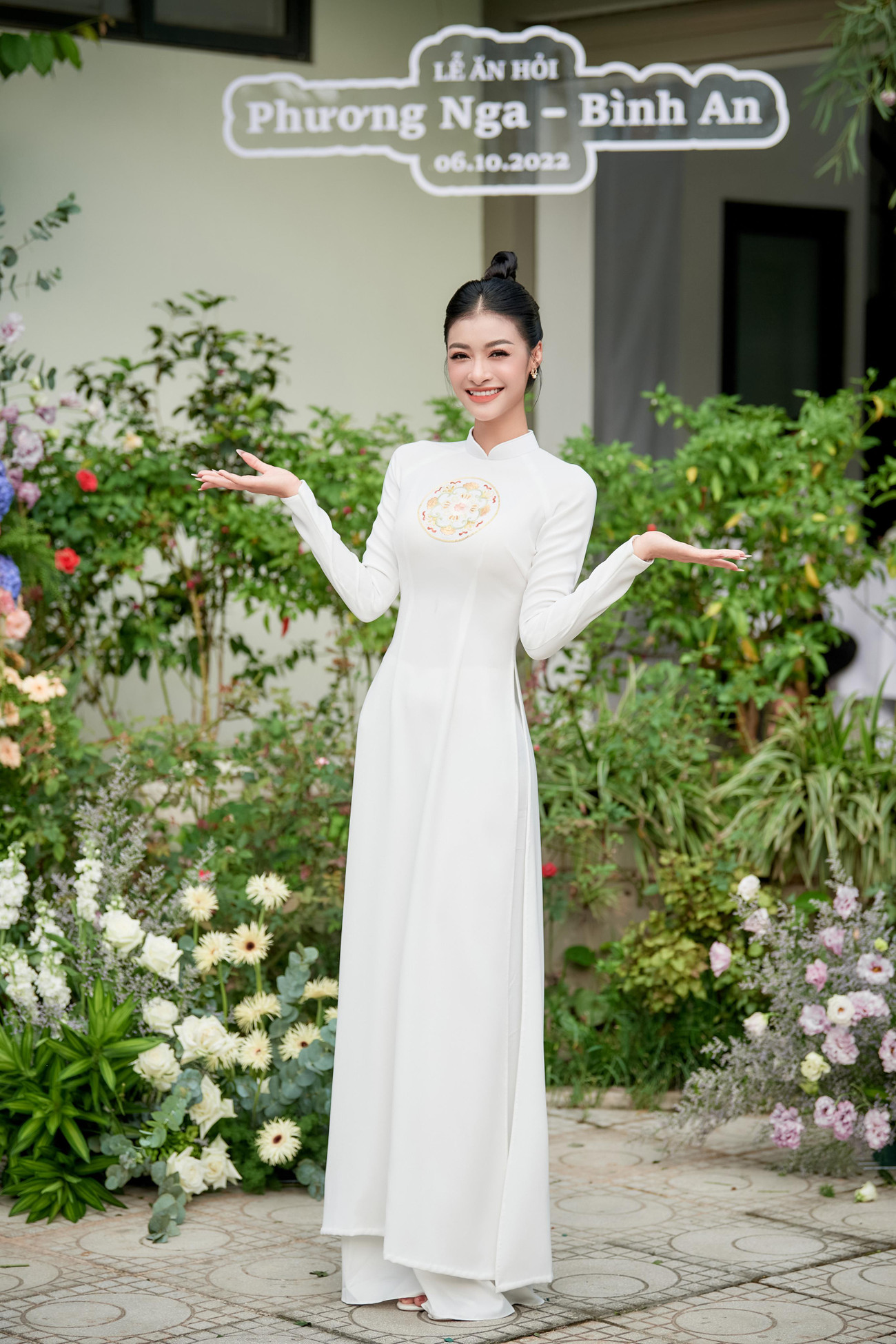 Á hậu Phương Anh và Á hậu Kiều Loan từ Sài Gòn ra để tham dự lễ ăn hỏi của Phương Nga. Trước đó Phương Anh, Kiều Loan và Phương Nga cùng hoạt động chung tại một công ty quản lý.