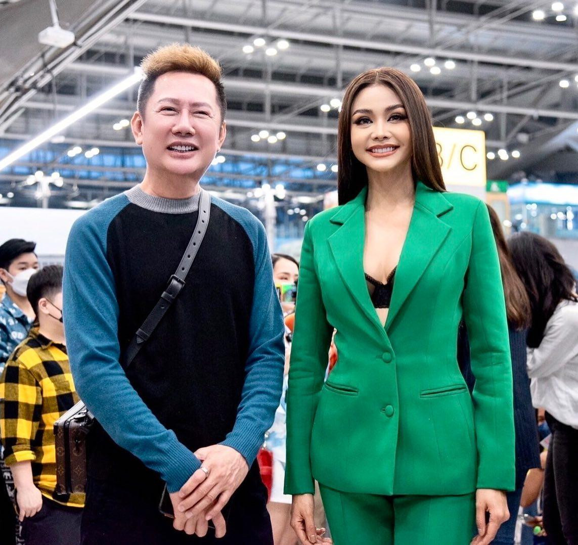Cuộc thi Miss Grand International 2022 dự kiến diễn ra vào ngày 5/10. Đại diện của Thái Lan là Engfa Waraha cũng đã lên đường sang Indonesia vào sáng 4/10. Chủ tịch Miss Grand International - Mr. Nawat đã ra sân bay để tiễn cô. Ảnh: Instagram Nawattv.