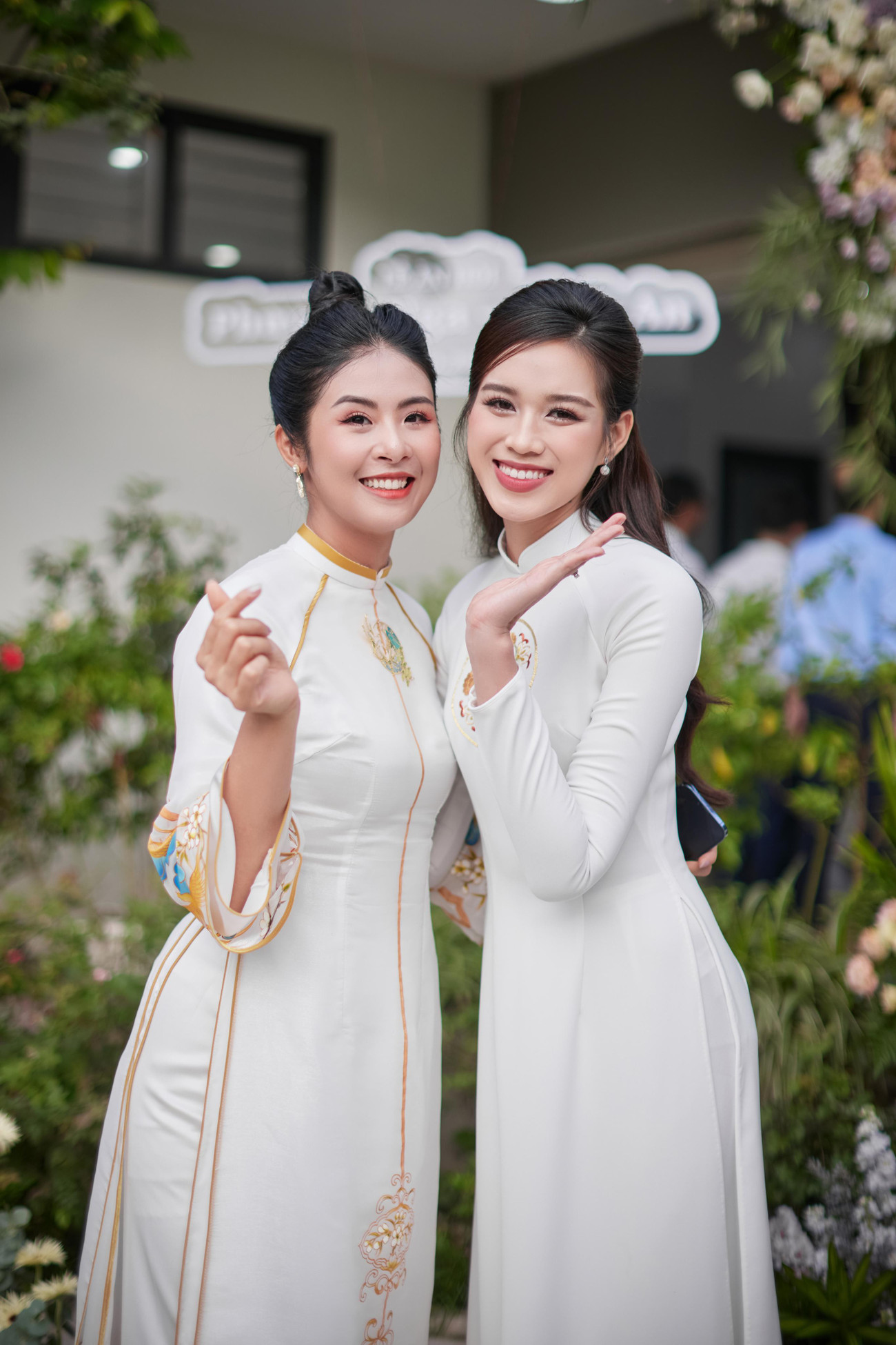 Trong lễ ăn hỏi, Phương Nga và Bình An mặc áo dài do Ngọc Hân thiết kế. Ngọc Hân và Phương Nga thân thiết ngoài đời thường. Ngọc Hân cho biết: "Phương Nga là cô gái hiền lành trong showbiz. Tôi vui khi Nga tìm được hạnh phúc của mình".