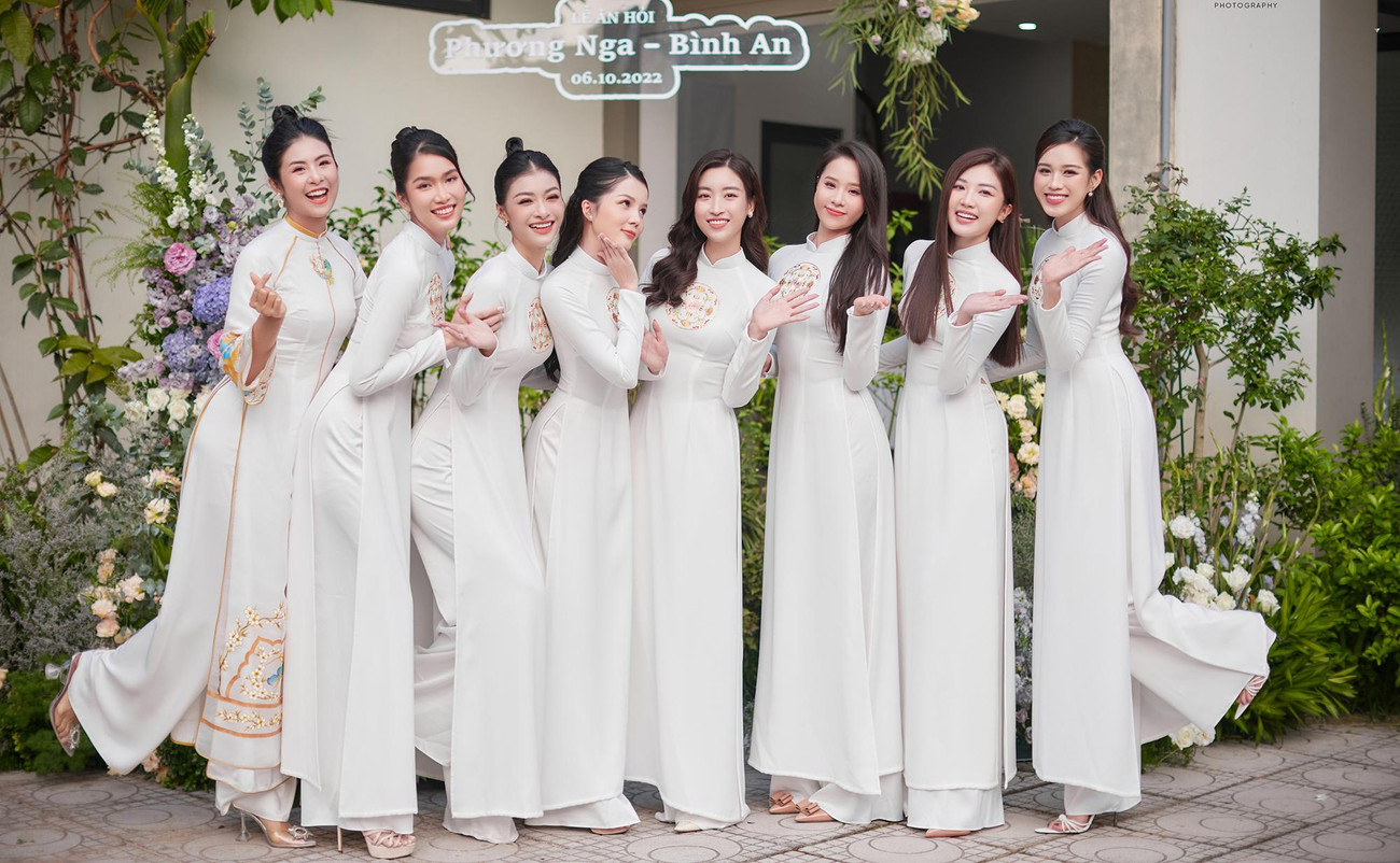 Sáng 6/10, Á hậu Phương Nga và diễn viên Bình An tổ chức lễ ăn hỏi ở Hà Nội. Ngay từ sáng sớm dàn hoa hậu, á hậu đã có mặt tại tư gia của cặp đôi với trang phục áo dài trắng nền nã.