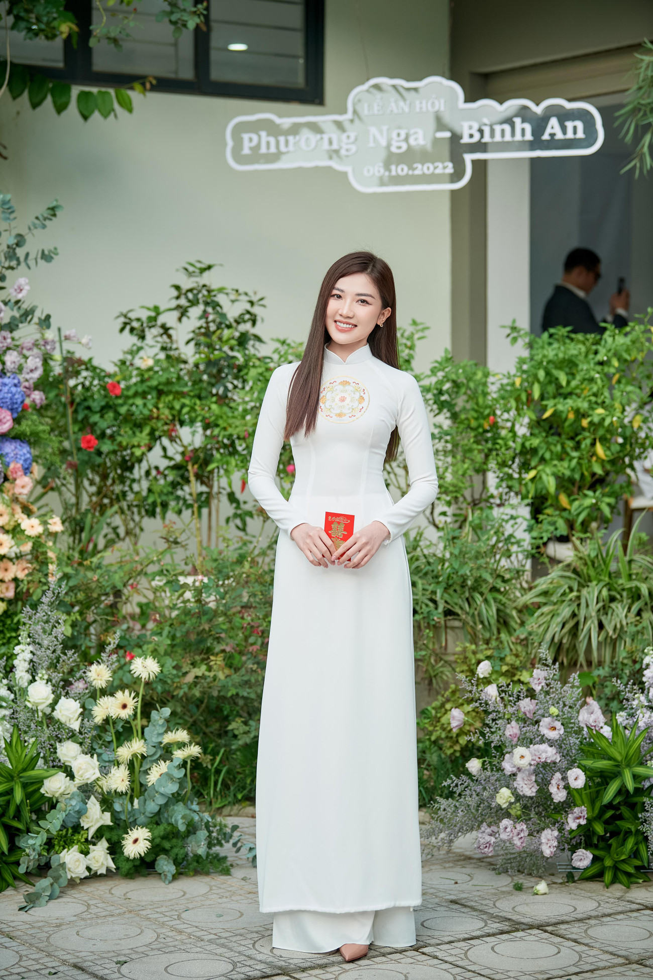 Người đẹp Biển Nguyễn Hoàng Bảo Châu và diễn viên Lương Thanh cũng là những người bạn thân thiết với Phương Nga ở ngoài đời. Lương Thanh cũng làm MC, biên tập viên tại VTV giống Phương Nga trong khi đó Lương Thanh và Phương Nga thân thiết khi cùng chơi chung một nhóm bạn thân.