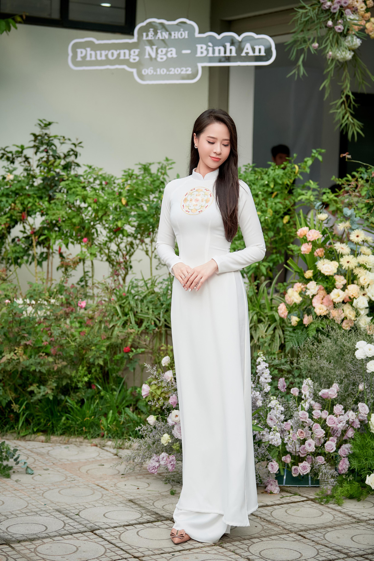 Người đẹp Biển Nguyễn Hoàng Bảo Châu và diễn viên Lương Thanh cũng là những người bạn thân thiết với Phương Nga ở ngoài đời. Lương Thanh cũng làm MC, biên tập viên tại VTV giống Phương Nga trong khi đó Lương Thanh và Phương Nga thân thiết khi cùng chơi chung một nhóm bạn thân.