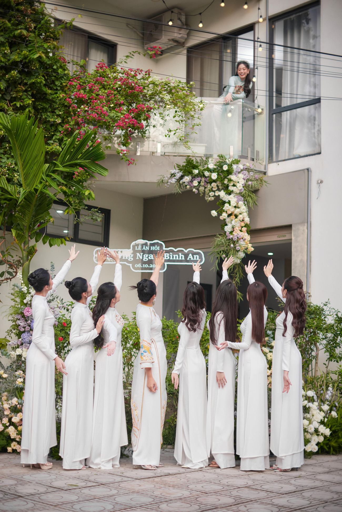 Dàn bê tráp của Á hậu Phương Nga trong ngày ăn hỏi có Hoa hậu Đỗ Mỹ Linh, Đỗ Thị Hà, Á hậu Kiều Loan, Á hậu Phương Anh, diễn viên Lương Thanh, Hoa khôi Thúy Vi, người đẹp Biển Nguyễn Hoàng Bảo Châu, diễn viên Lương Thanh.