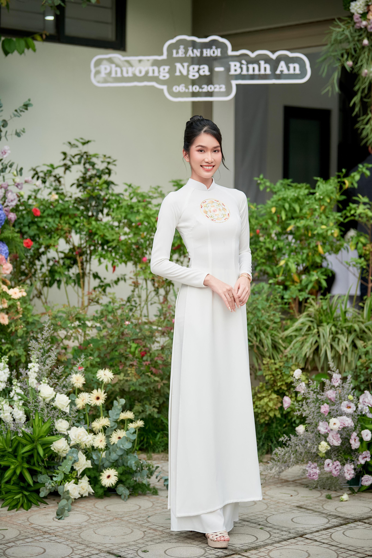 Á hậu Phương Anh và Á hậu Kiều Loan từ Sài Gòn ra để tham dự lễ ăn hỏi của Phương Nga. Trước đó Phương Anh, Kiều Loan và Phương Nga cùng hoạt động chung tại một công ty quản lý.