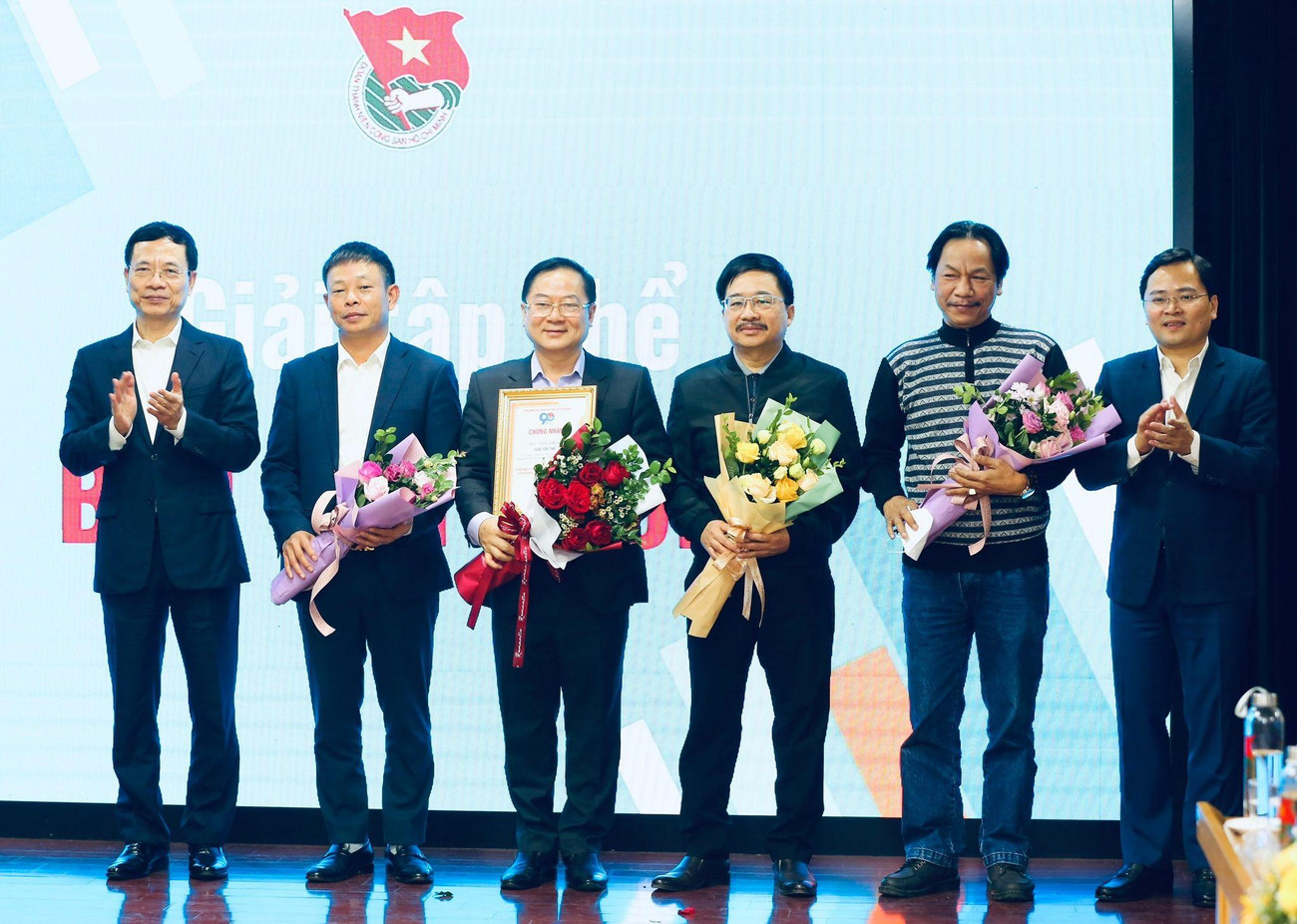 Bộ trưởng TT&TT Nguyễn Mạnh Hùng và Bí thư thứ nhất T.Ư Đoàn Nguyễn Anh Tuấn trao giải tập thể duy nhất cho Báo Tiền Phong Bộ trưởng TT&TT Nguyễn Mạnh Hùng và Bí thư thứ nhất T.Ư Đoàn Nguyễn Anh Tuấn trao giải tập thể duy nhất cho Báo Tiền Phong