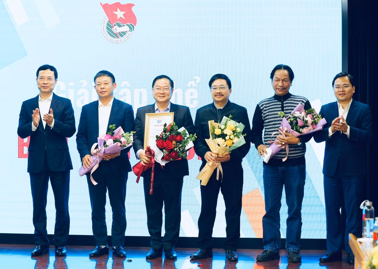 Bộ trưởng TT&amp;TT Nguyễn Mạnh Hùng và Bí thư thứ nhất T.Ư Đoàn Nguyễn Anh Tuấn trao giải tập thể duy nhất cho Báo Tiền Phong