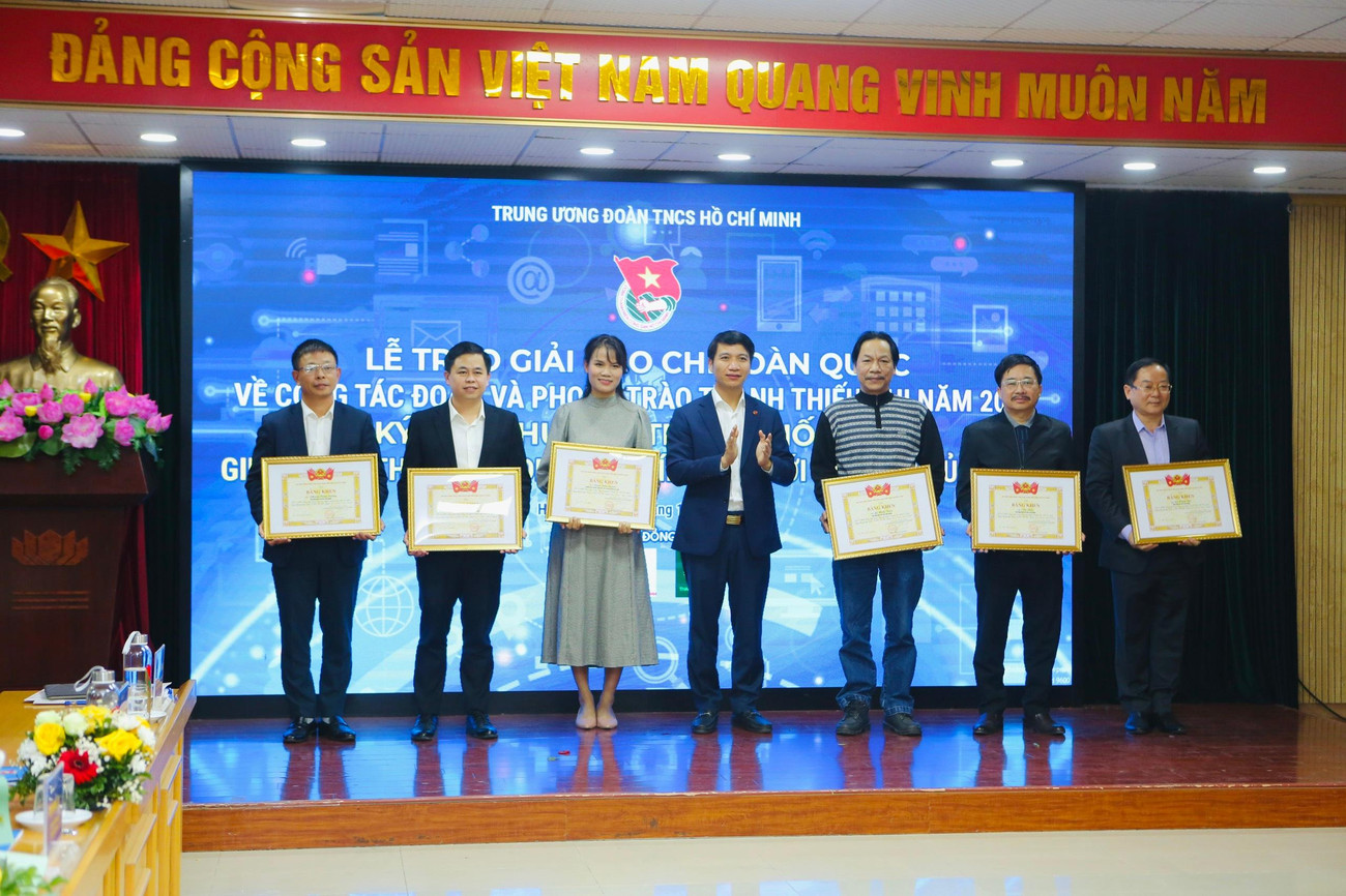 Nhiều tập thể, cá nhân của báo Tiền Phong và các đơn vị báo chí cũng được tặng Bằng khen của BCH T.Ư Đoàn do có nhiều đóng góp trong công tác tuyên truyền kỷ niệm 90 năm Ngày thành lập Đoàn TNCS Hồ Chí Minh. Nhiều tập thể, cá nhân của báo Tiền Phong và các đơn vị báo chí cũng được tặng Bằng khen của BCH T.Ư Đoàn do có nhiều đóng góp trong công tác tuyên truyền kỷ niệm 90 năm Ngày thành lập Đoàn TNCS Hồ Chí Minh.