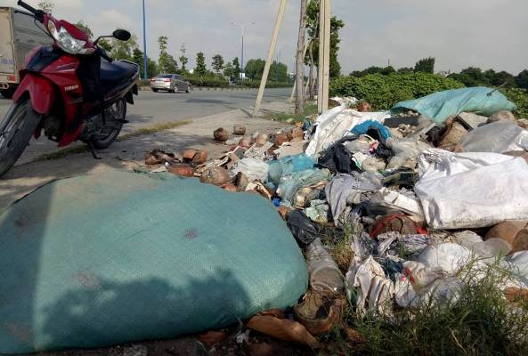 Đường huyết mạch biến thành bãi chứa rác thải nguy hại ảnh 6