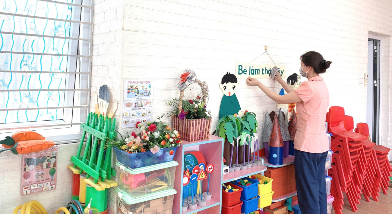 Sau khi hoàn thành vệ sinh lớp, các giáo viên trang trí lớp học và bảng tin chung để không gian lớp học thêm sinh động và tạo ấn tượng đẹp cho các con trong buổi đầu đến lớp.