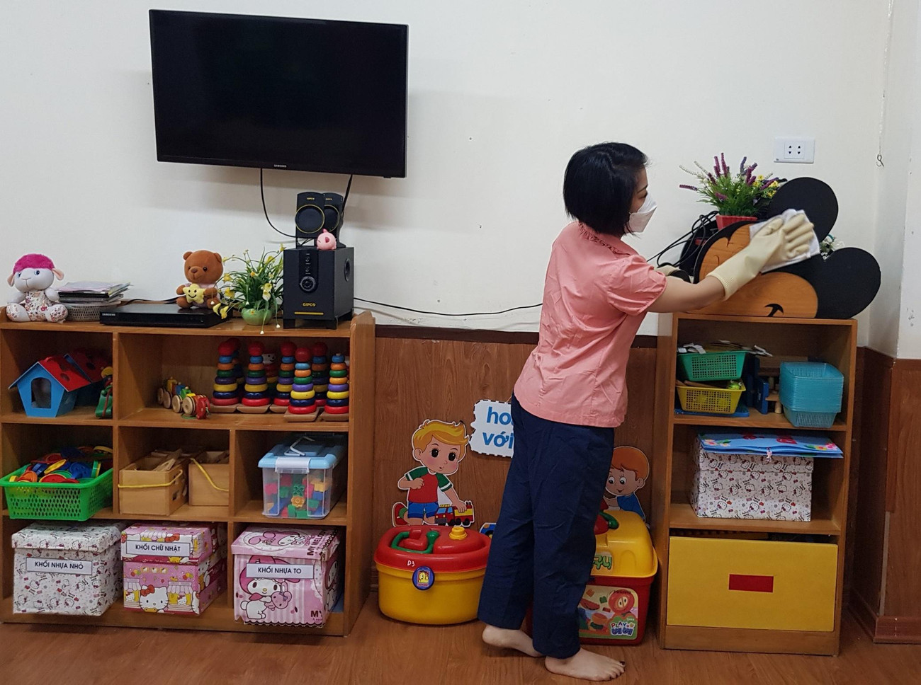 Nhà trường trang bị bổ sung đầy đủ các dụng cụ, thiết bị phòng dịch như: dung dịch sát khuẩn tay, khẩu trang, găng tay, nước rửa tay, nhiệt kế, máy đo nhiệt độ cơ thể cho tất cả các lớp…; hướng dẫn xử lý kịp thời trường hợp học sinh có biểu hiện sốt, ho, khó thở; tập huấn, phân công cán bộ, giáo viên theo dõi, đo thân nhiệt cho học sinh…