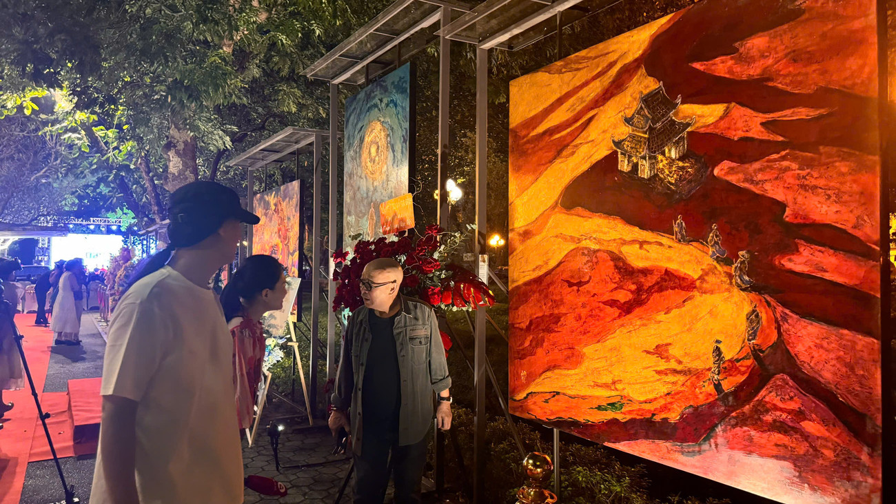 Chủ đề “Linh” với 9 bức tranh, tiếp tục chuỗi cảm hứng về sự hoài niệm văn hóa và di sản. Họa sĩ tái hiện cảnh sân khấu thủy đình xưa với những buổi diễn rối nước, chùa Thầy và những cảnh đời thường tại các ngôi làng cổ.